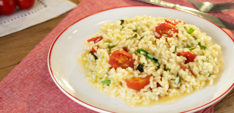 Risoto de tomate e manjericão