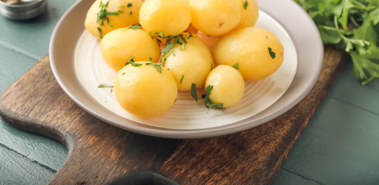 Adeus batata sem graça! Descubra o que colocar na água do cozimento para mais sabor