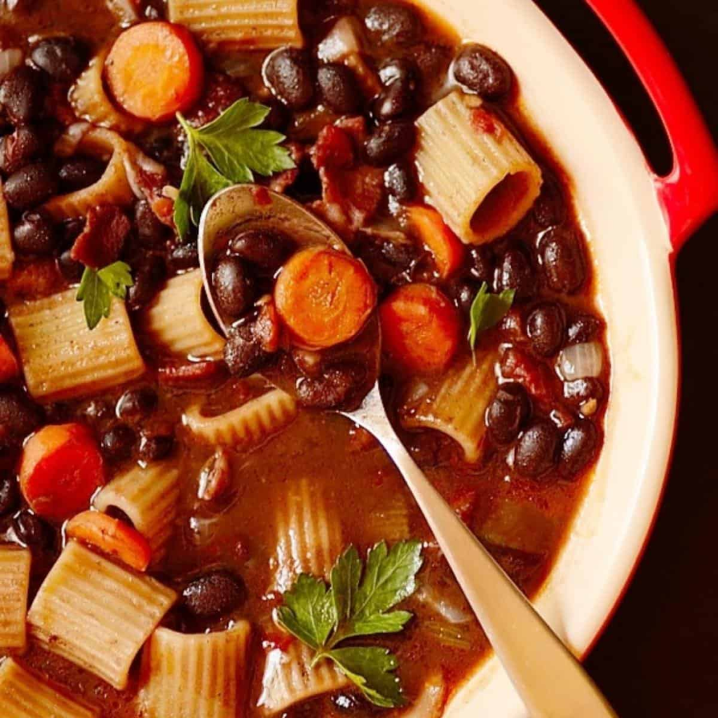 Sopa de feijão com macarrão e legumes